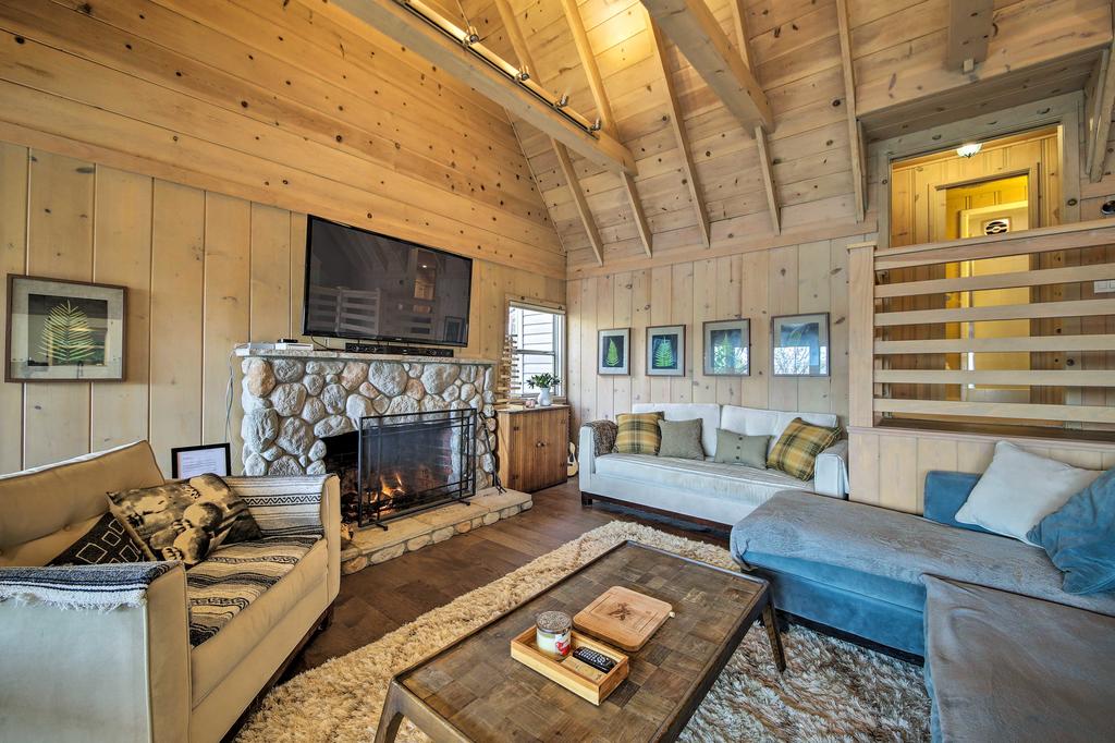 Home In Lake Arrowhead With Balcony & Lake Views! - thumb 0