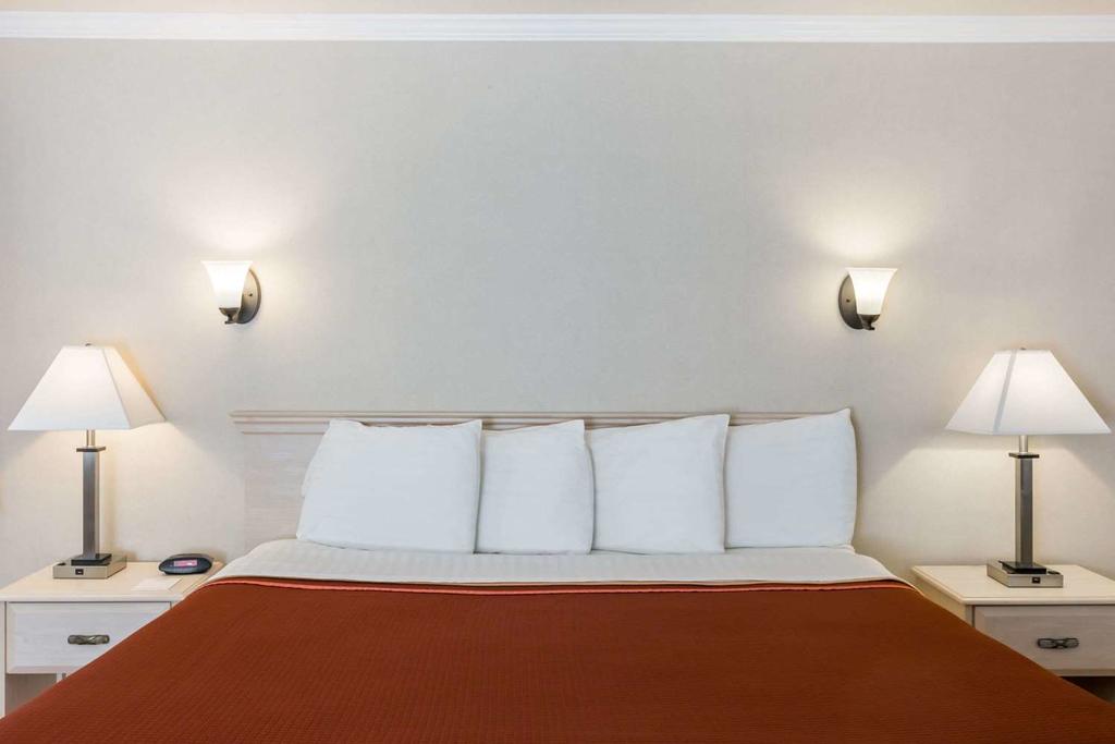 Howard Johnson By Wyndham Marina At Monterey Bay - thumb 3