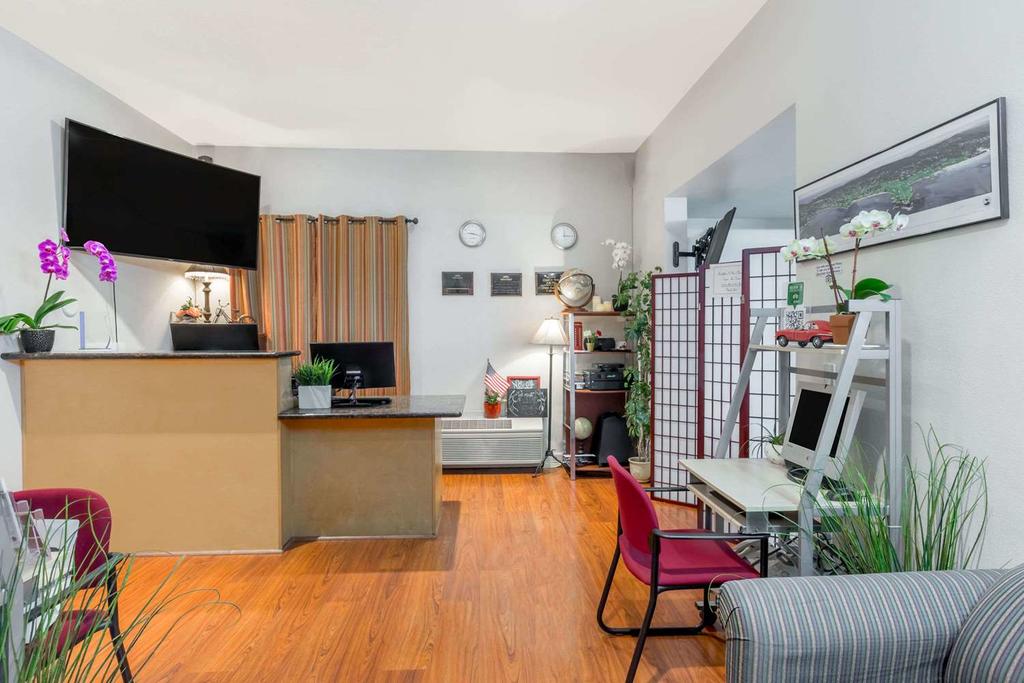 Howard Johnson By Wyndham Marina At Monterey Bay - thumb 1