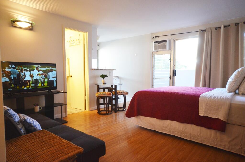 Kuhio Village 301 Charming Waikiki Studio 2 Minutes To BEACH! - thumb 3