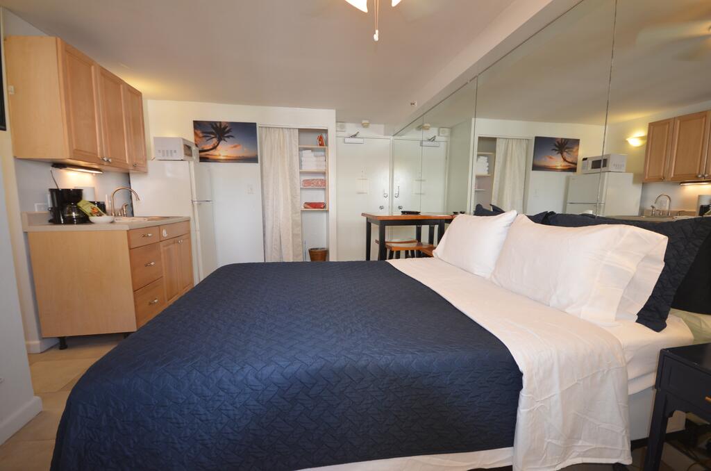 Kuhio Village 907A Queen Studio Kitchenette - thumb 0