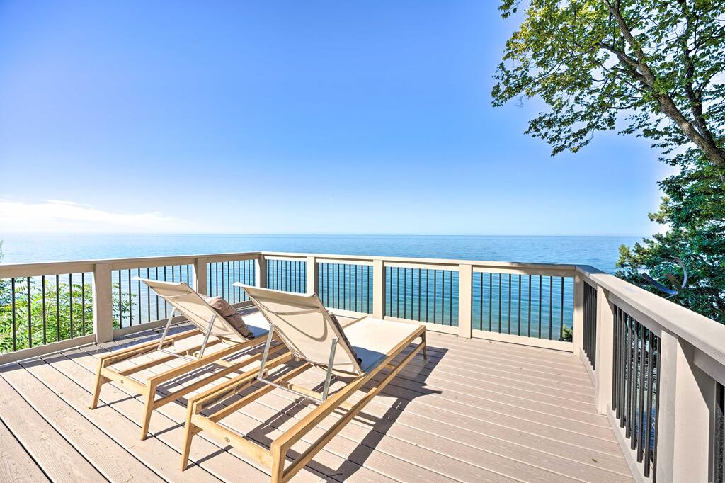 Lake Michigan Home With Multi-Level Deck And Views - thumb 1