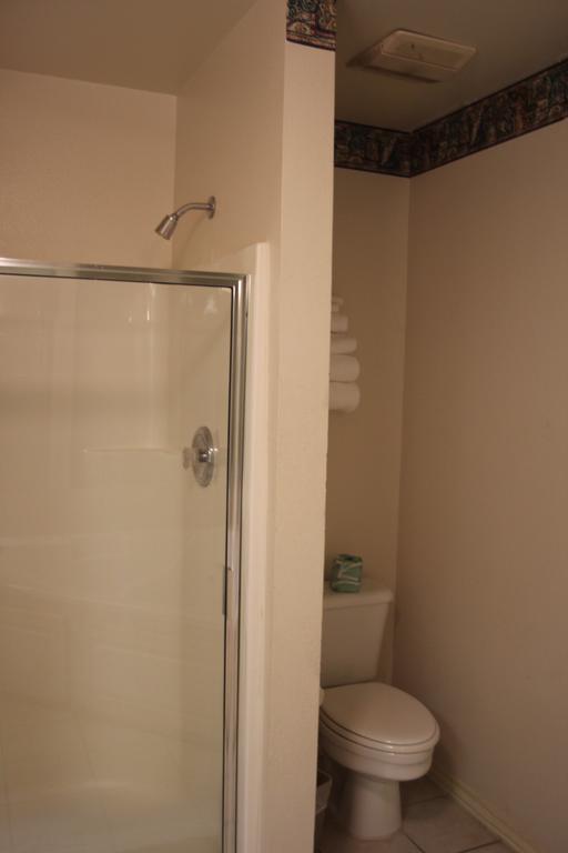 Lakeside Inn & Suites - thumb 3
