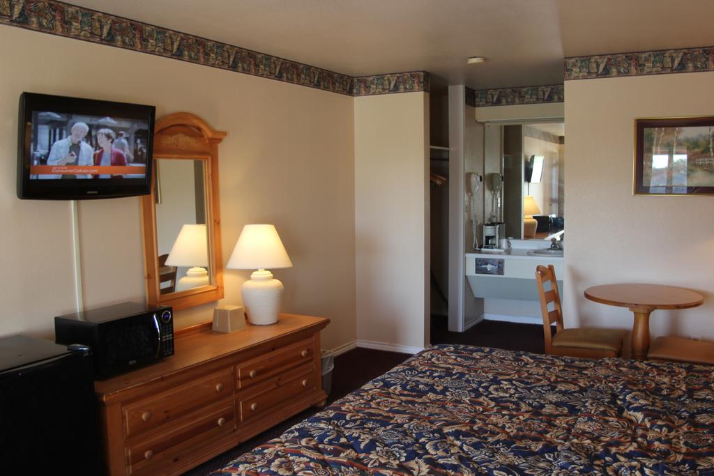 Lakeside Inn & Suites - thumb 2