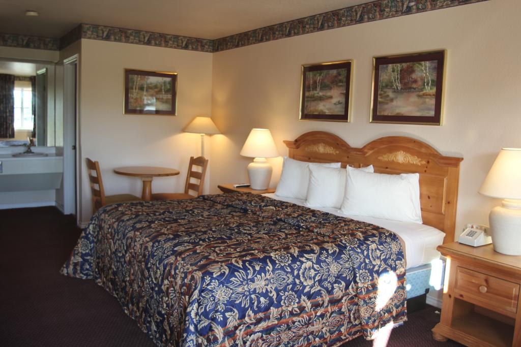 Lakeside Inn & Suites - thumb 1