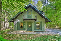 Lovely Pocono Cabin with Deck Near Lake Naomi Accommodation Alabama