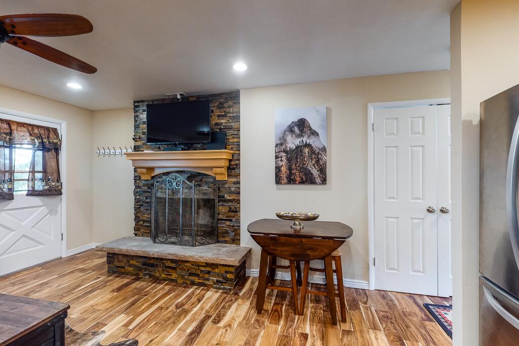 Modern Hi Country Haus Getaway 10-15 - thumb 1