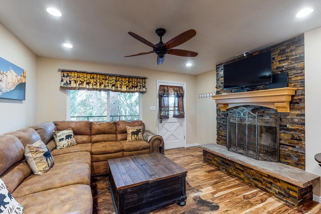 Modern Hi Country Haus Getaway 10-15 - thumb 0