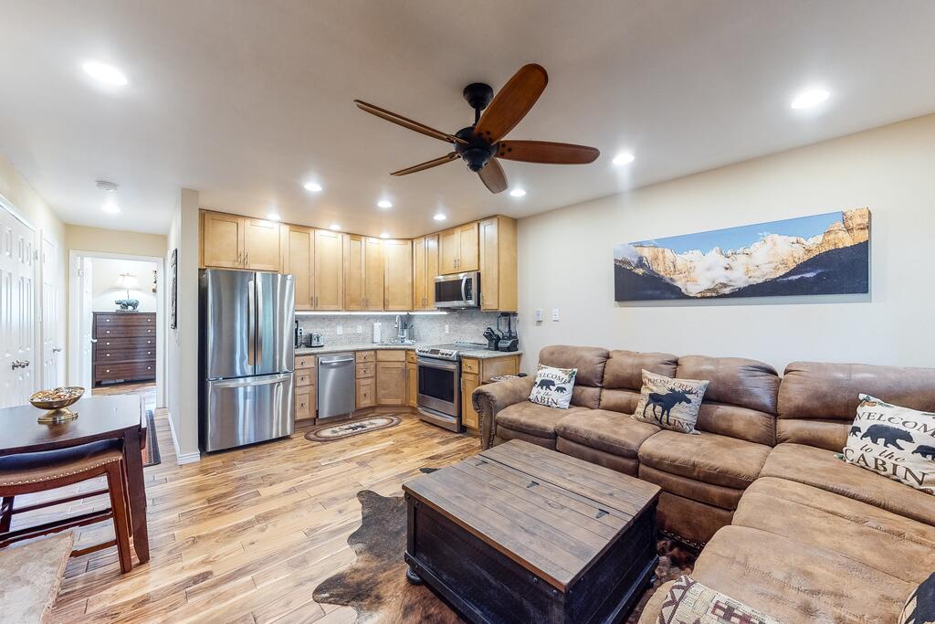 Modern Hi Country Haus Getaway 10-15 - thumb 2