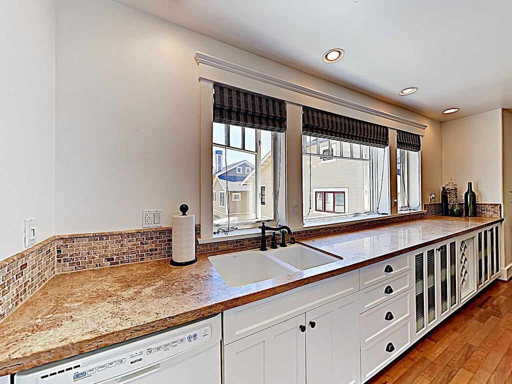 New Listing! All-Suite Home Near State Street Home - thumb 2