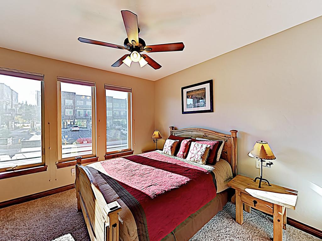 New Listing! End-Unit Townhome W/ Private Hot Tub Townhouse - thumb 3