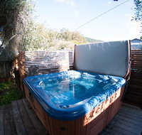 Ocean Breeze - Studio Glamping Getaway w Hot Tub - Accommodation Alabama