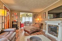 Old Lyme Home with Yard and Decks - Walk to Beach Accommodation Alabama