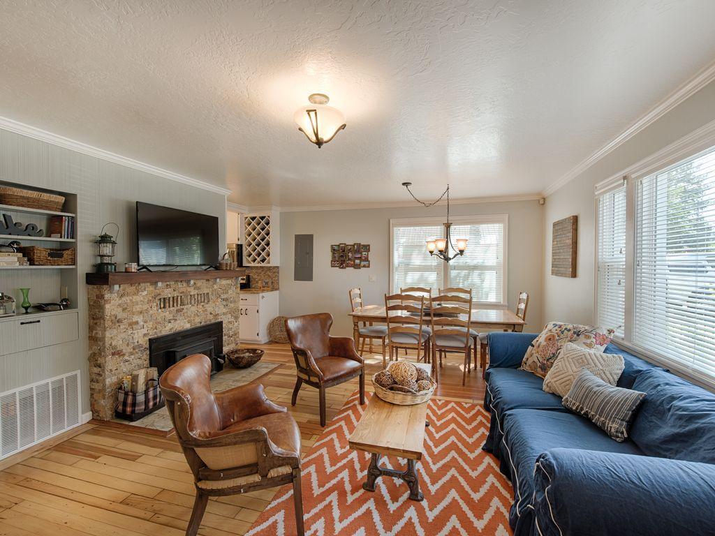 Park Street Cottage - Hot Tub - Pet Friendly - Short Walk To Downtown And Lake - thumb 1