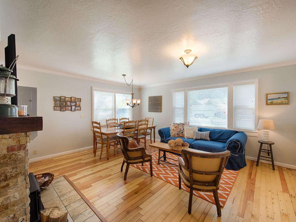 Park Street Cottage - Hot Tub - Pet Friendly - Short Walk To Downtown And Lake - thumb 3