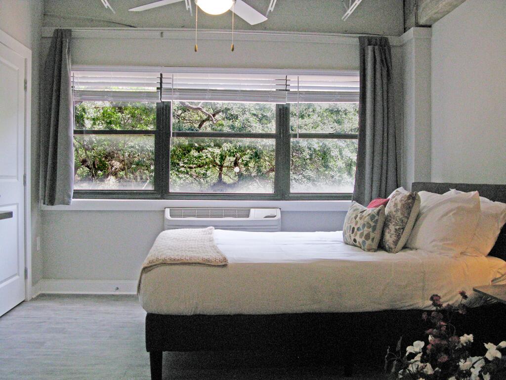 Parkview DOWNTOWN Modern Loft+Full Kitchen, Gym, Rooftop - thumb 3