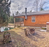 Quaint Derby Cabin w/ Spacious Deck, Grill & Pond! - Accommodation Alabama