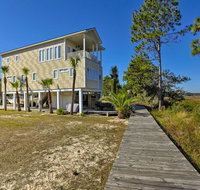 Riverfront Carrabelle Home with Patio and Private Dock - Accommodation Alabama