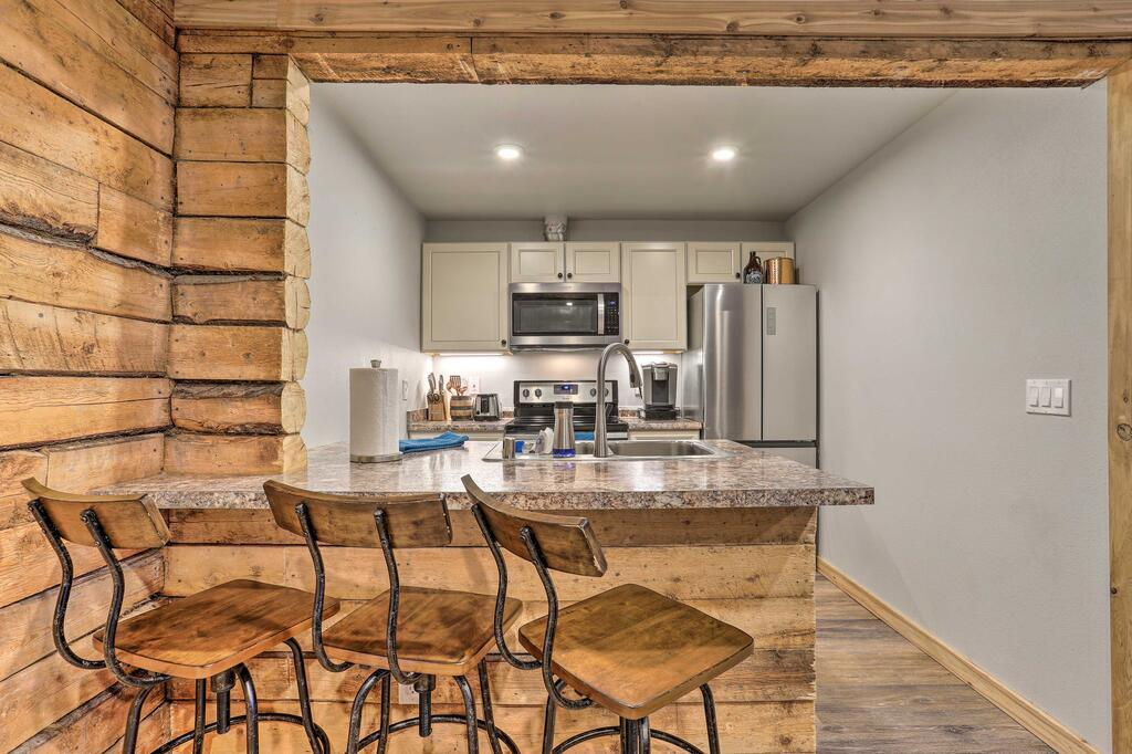 Rustic Anchorage Hideaway Minutes From Trails - thumb 2