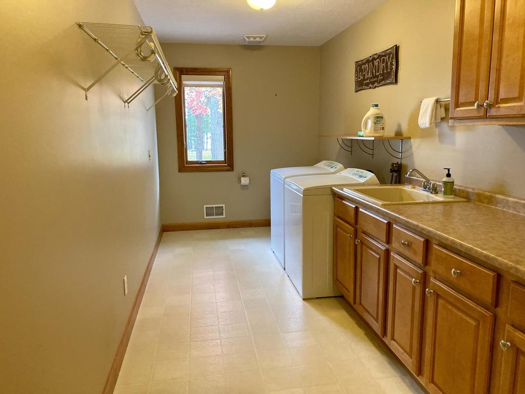 Spectacular Five Bedroom House In Lewiston - thumb 3