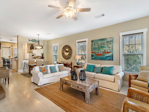 The Parrot Keep Upgraded 3BR/3BA Beach House Minutes From The Gulf!