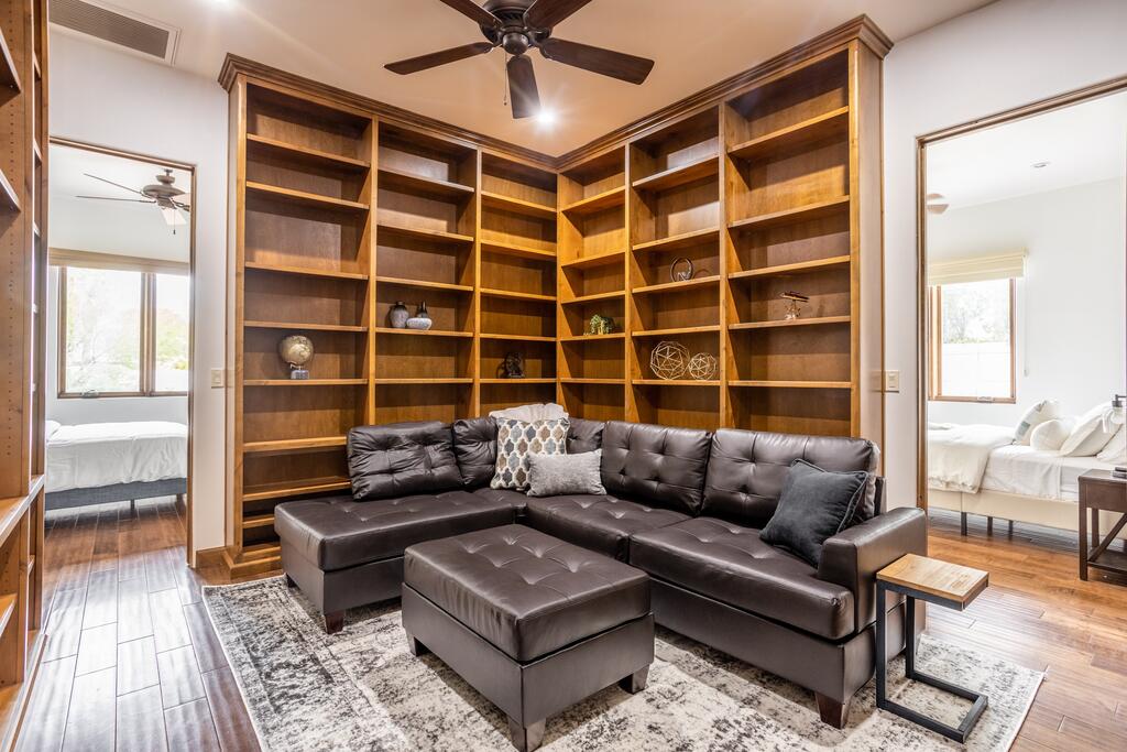 Upscale Estate W/ Pool, Chefs Kitchen & Stables Home - thumb 3