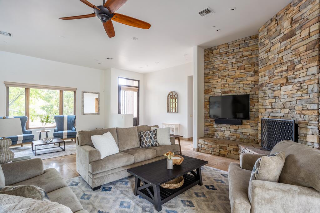 Upscale Estate W/ Pool, Chefs Kitchen & Stables Home - thumb 2