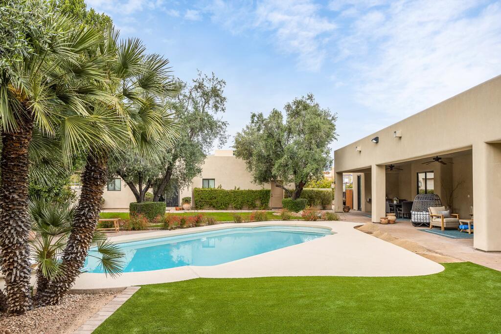 Upscale Estate W/ Pool, Chefs Kitchen & Stables Home - thumb 0