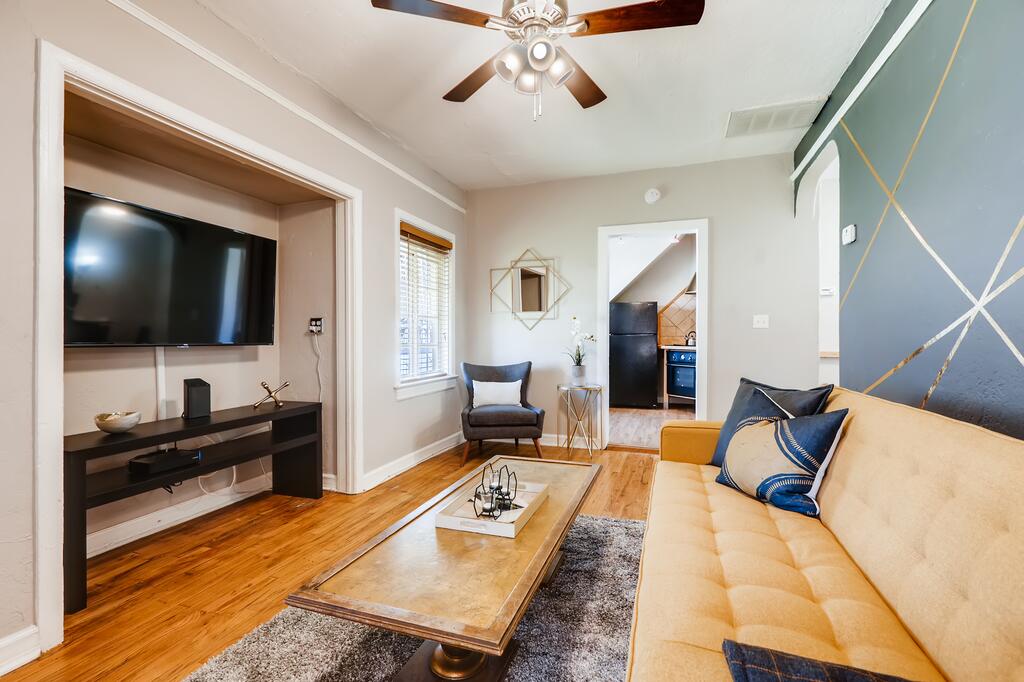 WALK TO DOWNTOWN PHOENIX 1BD/1BA - thumb 0