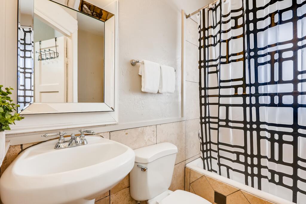 WALK TO DOWNTOWN PHOENIX 1BD/1BA - thumb 3