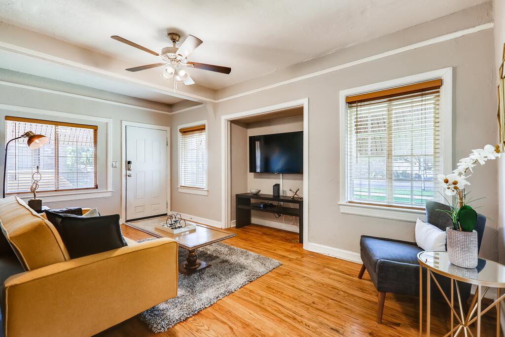 WALK TO DOWNTOWN PHOENIX 1BD/1BA - thumb 1