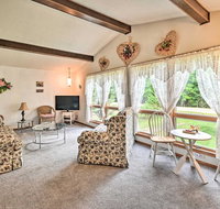 Warm and Homey Cottage Less Than 1 Mi to Shawano Lake! - Accommodation Alabama