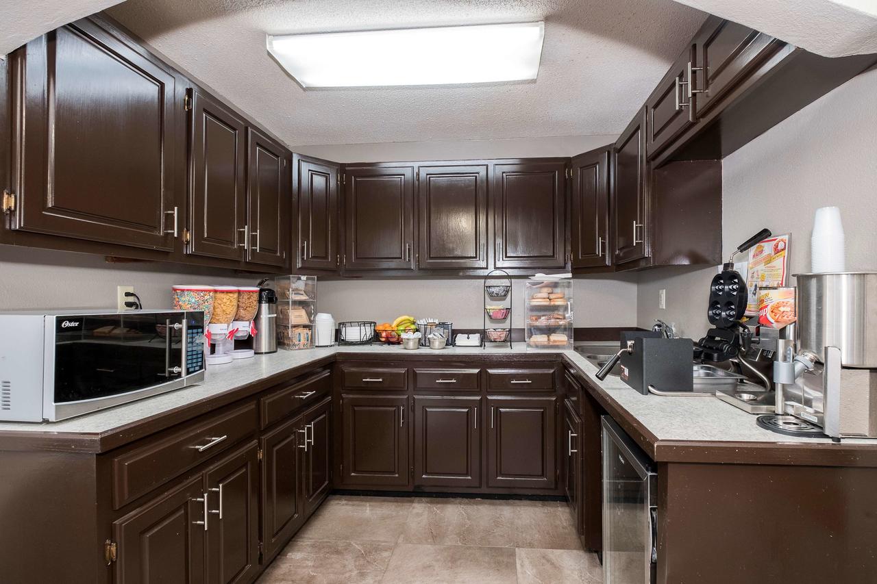 Red Roof Inn PLUS+ & Suites Opelika - thumb 9