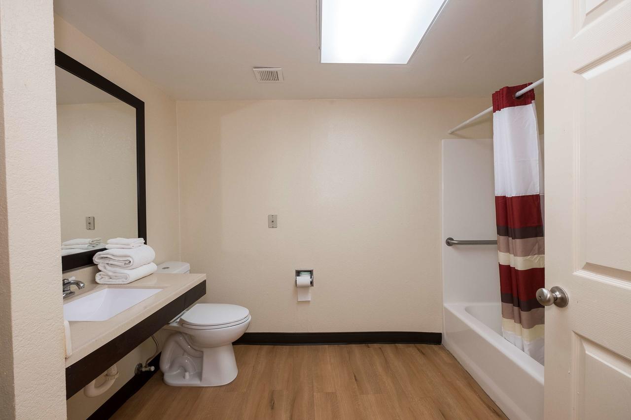 Red Roof Inn PLUS+ & Suites Opelika - thumb 6