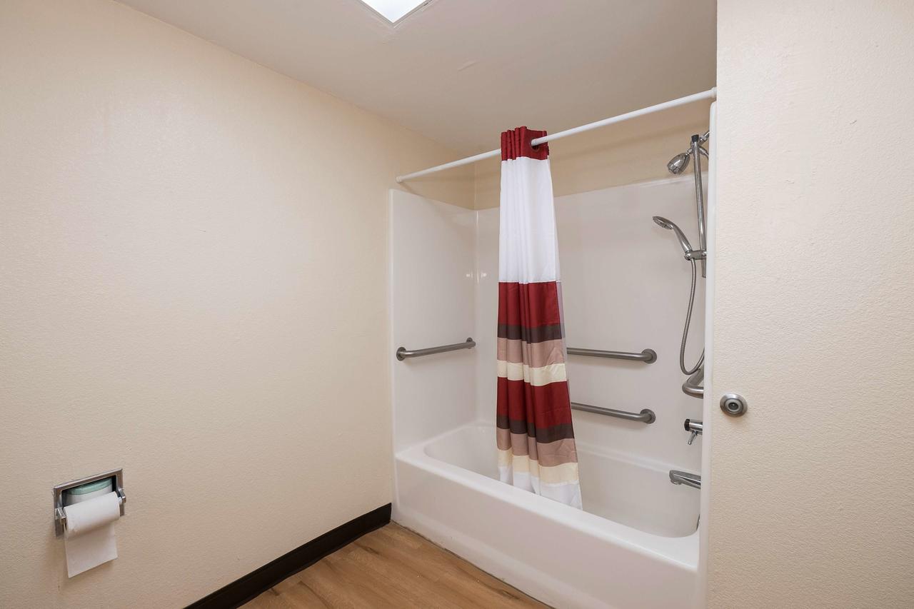 Red Roof Inn PLUS+ & Suites Opelika - thumb 8
