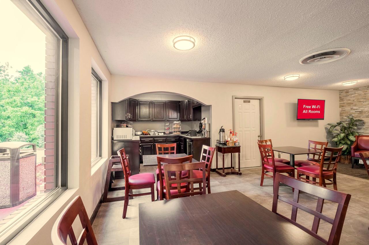 Red Roof Inn PLUS+ & Suites Opelika - thumb 11