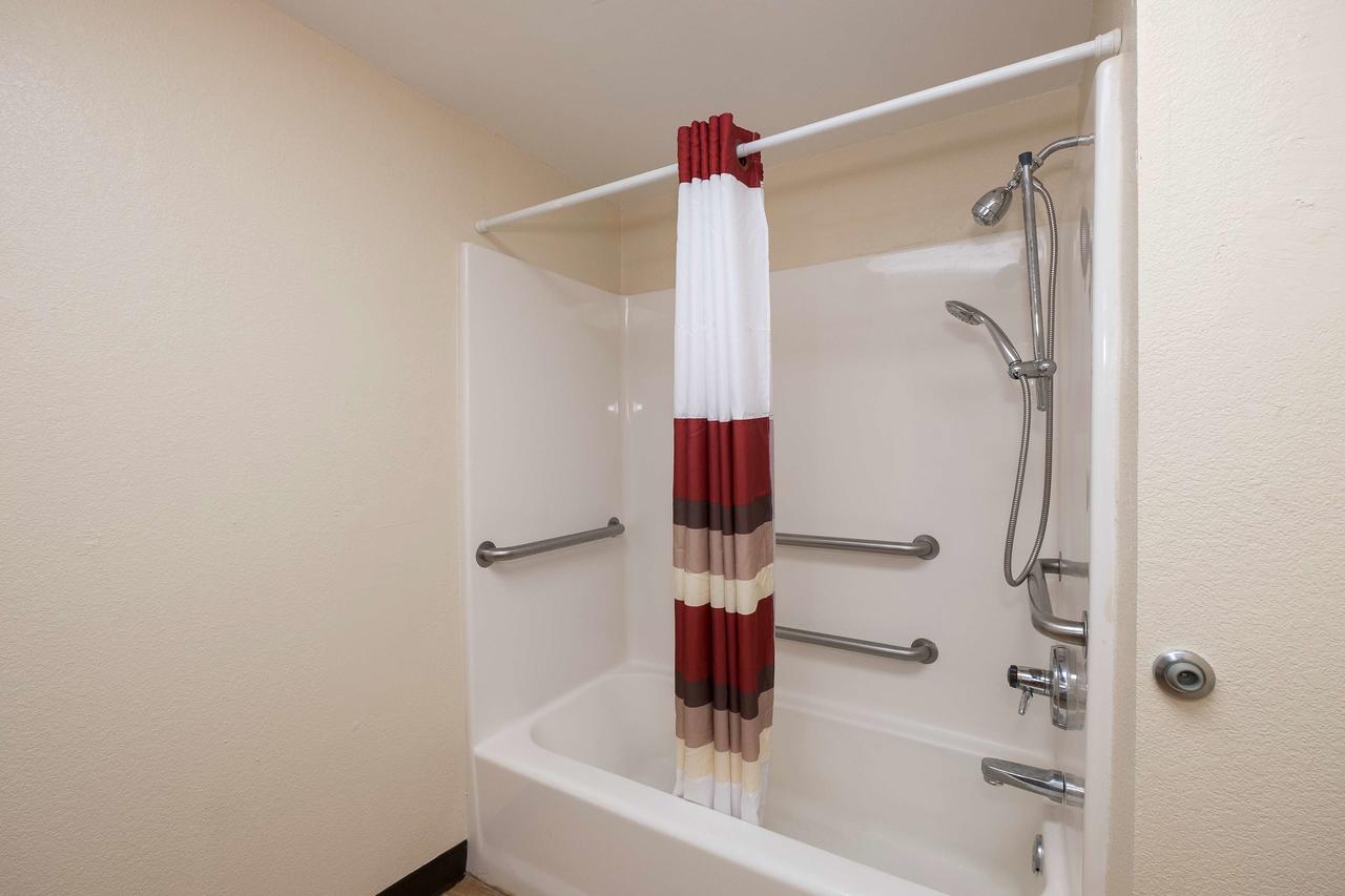 Red Roof Inn PLUS+ & Suites Opelika - thumb 7
