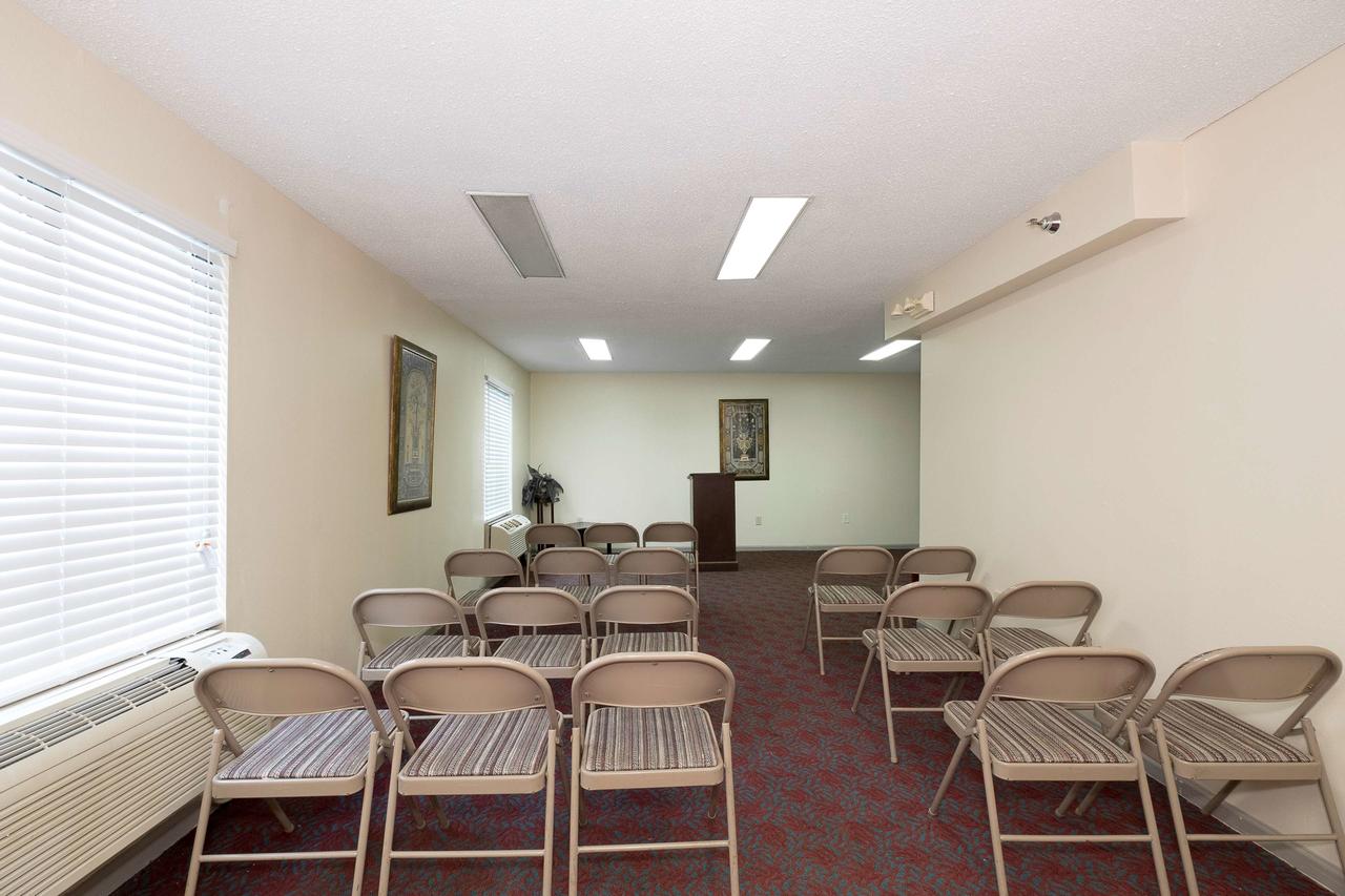 Red Roof Inn PLUS+ & Suites Opelika - thumb 15
