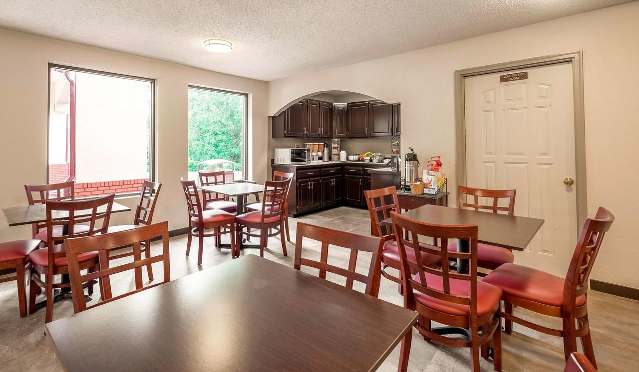 Red Roof Inn PLUS+ & Suites Opelika - thumb 12