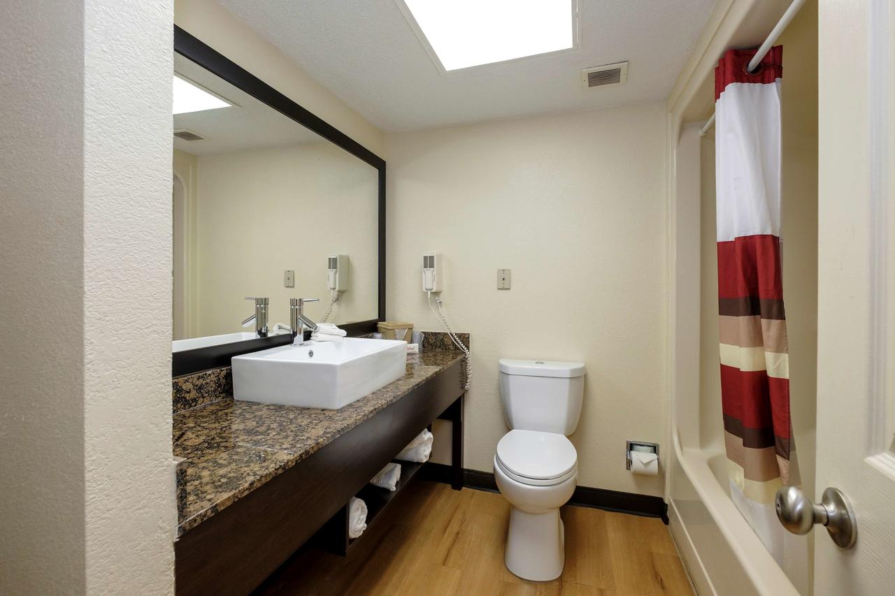 Red Roof Inn PLUS+ & Suites Opelika - thumb 30