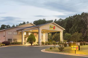 Super 8 By Wyndham Montgomery I-65