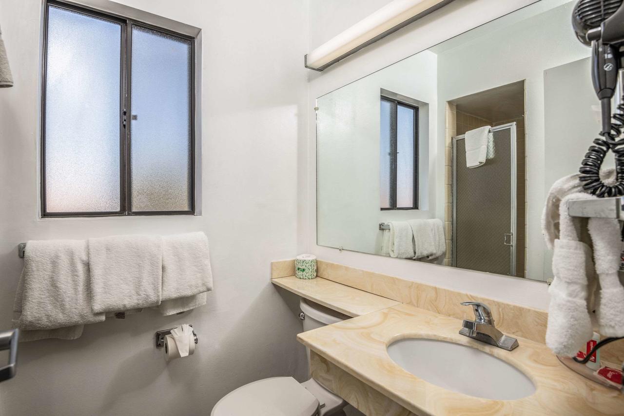 Econo Lodge University - thumb 14