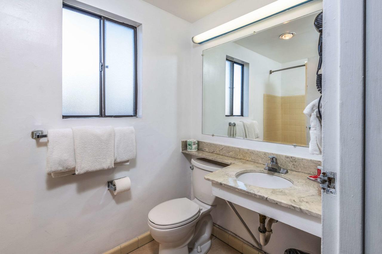 Econo Lodge University - thumb 24