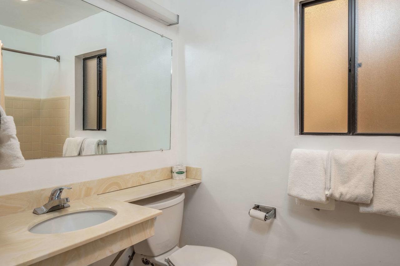 Econo Lodge University - thumb 1