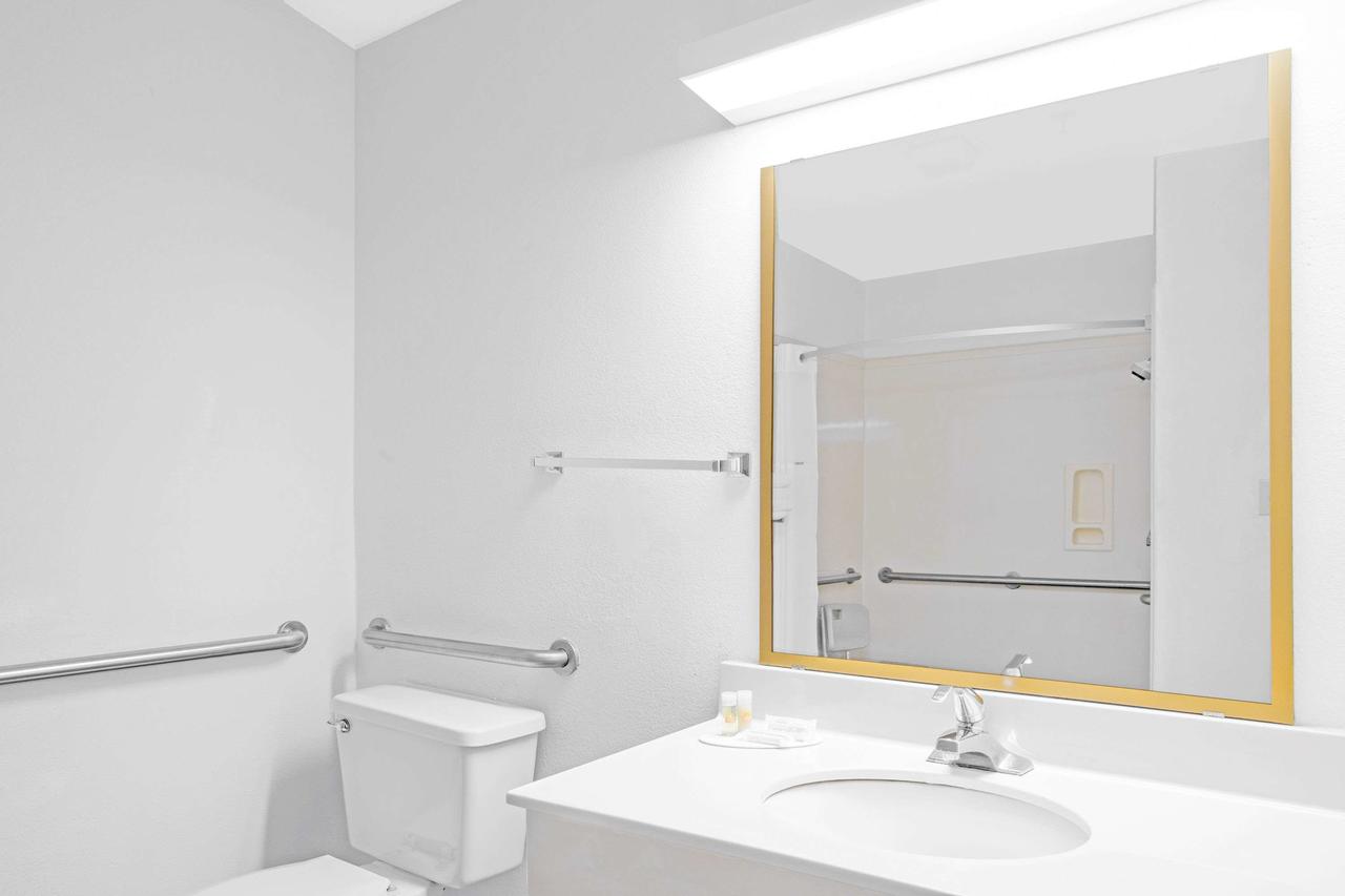 Days Inn By Wyndham Lake Village - thumb 40