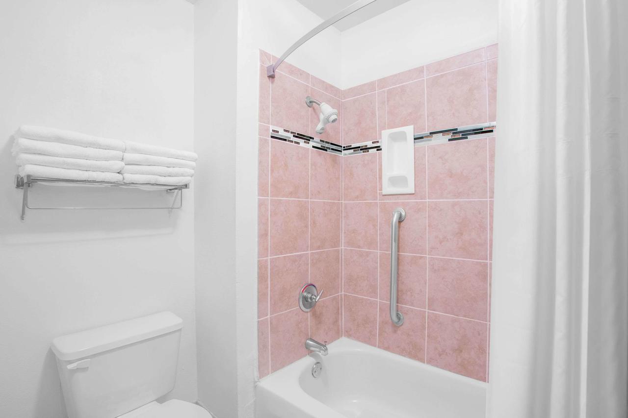 Days Inn By Wyndham Lake Village - thumb 41