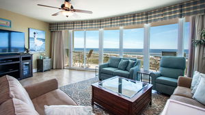 CRC1112 - Charming Condo With A Smart TV Three-bedroom Apartment