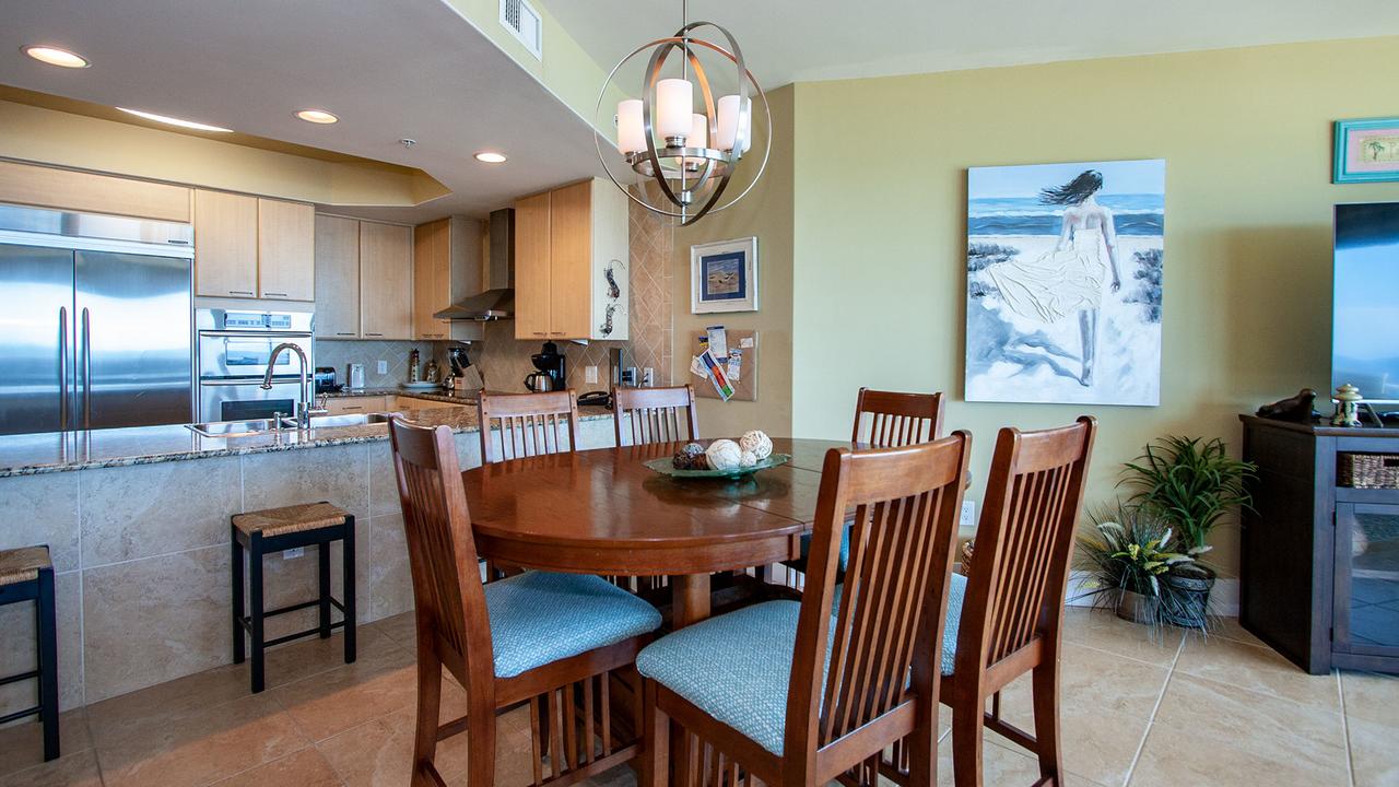 CRC1112 - Charming Condo With A Smart TV Three-bedroom Apartment - thumb 1