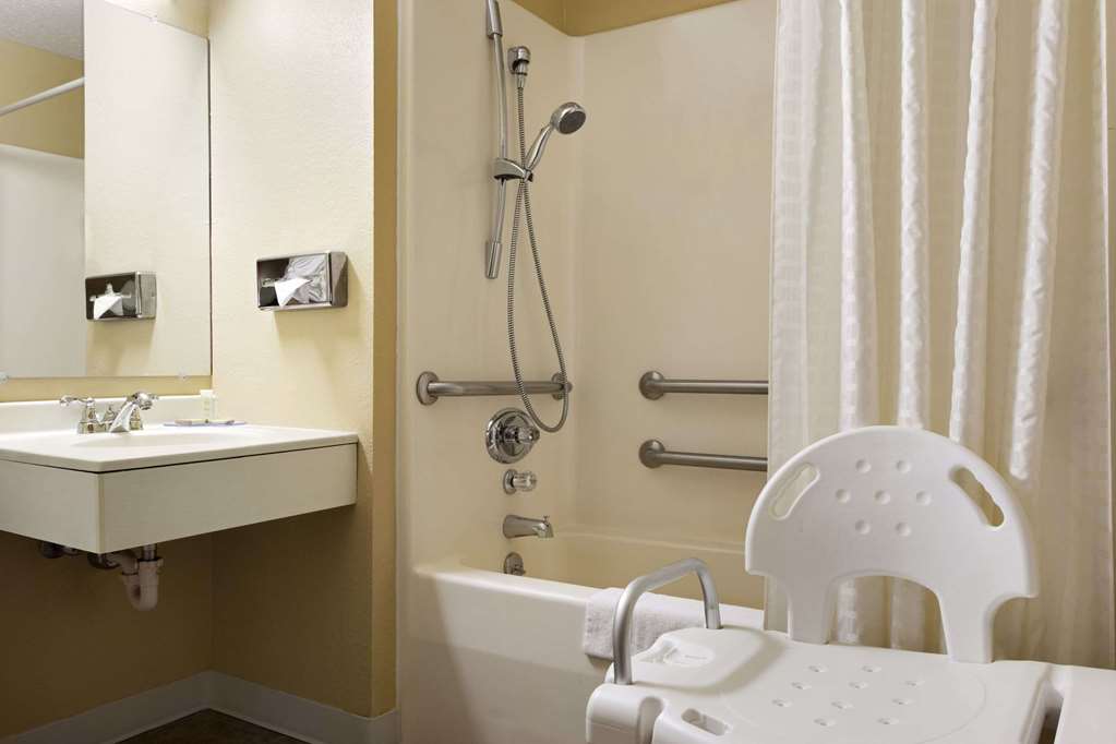 Super 8 Marion - thumb 6