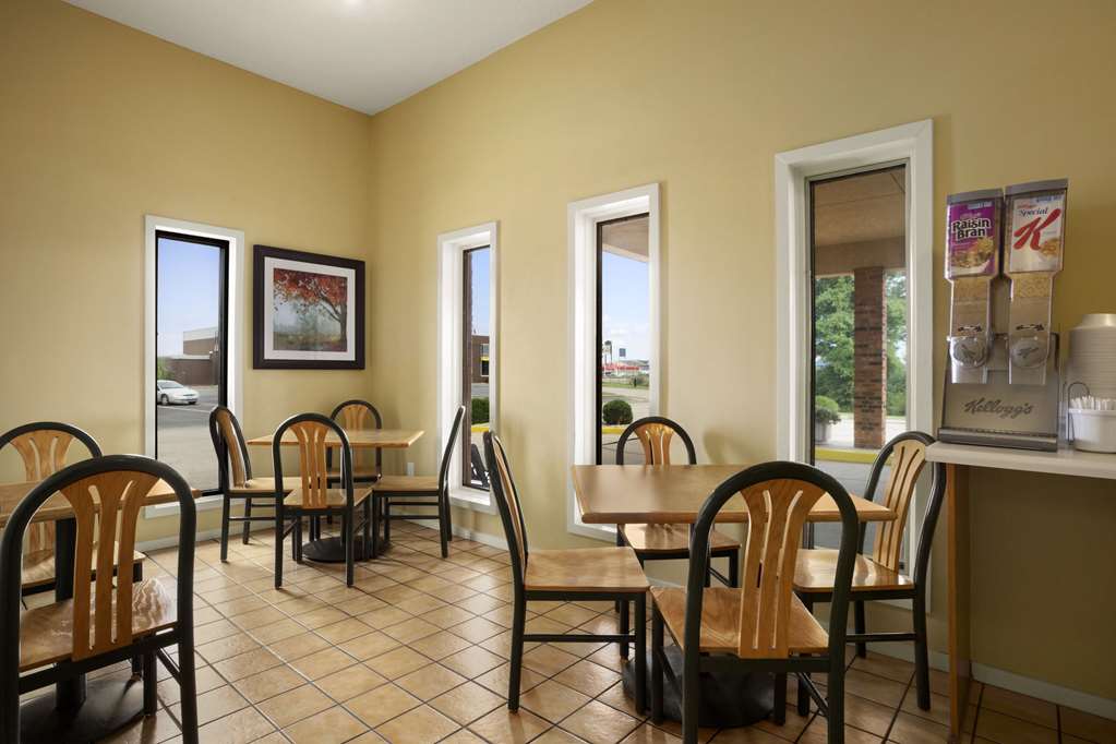 Super 8 Marion - thumb 14